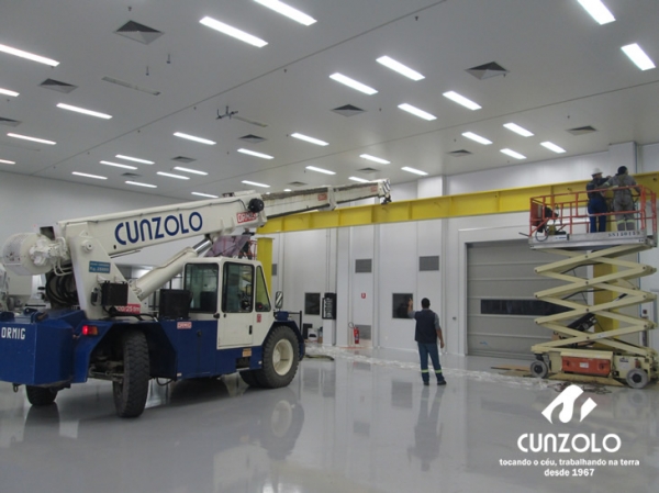 Içamento de Vigas com Guindaste em São José dos Campos - SP A Cunzolo realizou o içamento de vigas de rolamento de ponte rolante com 13 metros de comprimento e peso de 2.800 kg.