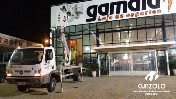 A Cunzolo realizou a troca da fachada de uma loja em São José dos Campos - SP. Foi utilizada a Plataforma montada sobre caminhão Multitel 270 atingindo 27,30 metros de altura e com capacidade de 225 kg (2 pessoas).