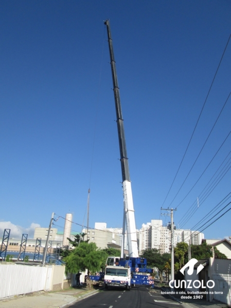 Içamento de Peça em São José dos Campos - SP A Cunzolo realizou o içamento de uma peça de 40 metros de comprimento, 1 metro de largura e 1600 kilos. A operação foi realizada com o Guindaste Rodoviário ATF 220-2 (cap. 220t) em um raio operacional de 43 metros.