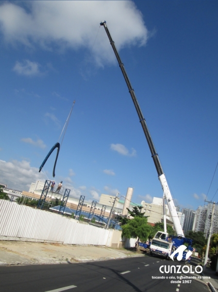 Içamento de Peça em São José dos Campos - SP A Cunzolo realizou o içamento de uma peça de 40 metros de comprimento, 1 metro de largura e 1600 kilos. A operação foi realizada com o Guindaste Rodoviário ATF 220-2 (cap. 220t) em um raio operacional de 43 metros.