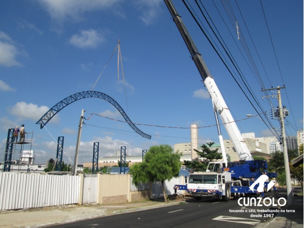 Içamento de Peça em São José dos Campos - SP A Cunzolo realizou o içamento de uma peça de 40 metros de comprimento, 1 metro de largura e 1600 kilos. A operação foi realizada com o Guindaste Rodoviário ATF 220-2 (cap. 220t) em um raio operacional de 43 metros.