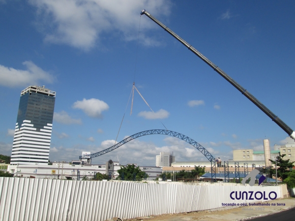 Içamento de Peça em São José dos Campos - SP A Cunzolo realizou o içamento de uma peça de 40 metros de comprimento, 1 metro de largura e 1600 kilos. A operação foi realizada com o Guindaste Rodoviário ATF 220-2 (cap. 220t) em um raio operacional de 43 metros.