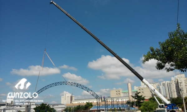 Içamento de Peça em São José dos Campos - SP A Cunzolo realizou o içamento de uma peça de 40 metros de comprimento, 1 metro de largura e 1600 kilos. A operação foi realizada com o Guindaste Rodoviário ATF 220-2 (cap. 220t) em um raio operacional de 43 metros.