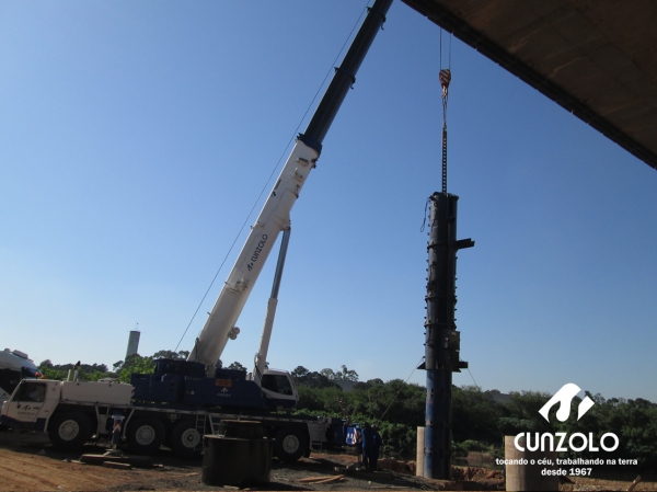 A Cunzolo realizou o içamento de uma peça de 8 metros de comprimento, 2 de diâmetro e 26 toneladas na Rodovia Ayrton Senna Km 18 em Guarulhos - SP. A operação foi realizada com o Guindaste Rodoviário ATF 220-2 (cap. 220t) em um raio operacional de 11 metros.
