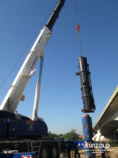 A Cunzolo realizou o içamento de uma peça de 8 metros de comprimento, 2 de diâmetro e 26 toneladas na Rodovia Ayrton Senna Km 18 em Guarulhos - SP. A operação foi realizada com o Guindaste Rodoviário ATF 220-2 (cap. 220t) em um raio operacional de 11 metros.