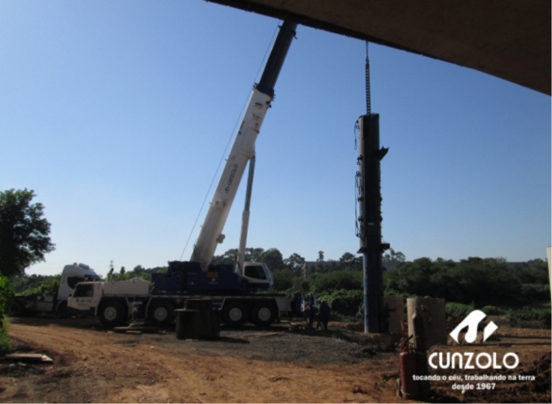 Içamento de Carga com Guindaste em Guarulhos - SP A Cunzolo realizou o içamento de uma peça de 8 metros de comprimento, 2 de diâmetro e 26 toneladas na Rodovia Ayrton Senna Km 18 em Guarulhos – SP. A operação foi realizada com o Guindaste Rodoviário ATF 220-2 (cap. 220t) em um raio operacional de 11 metros.