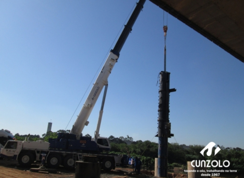 Içamento de Carga com Guindaste em Guarulhos - SP A Cunzolo realizou o içamento de uma peça de 8 metros de comprimento, 2 de diâmetro e 26 toneladas na Rodovia Ayrton Senna Km 18 em Guarulhos – SP. A operação foi realizada com o Guindaste Rodoviário ATF 220-2 (cap. 220t) em um raio operacional de 11 metros.