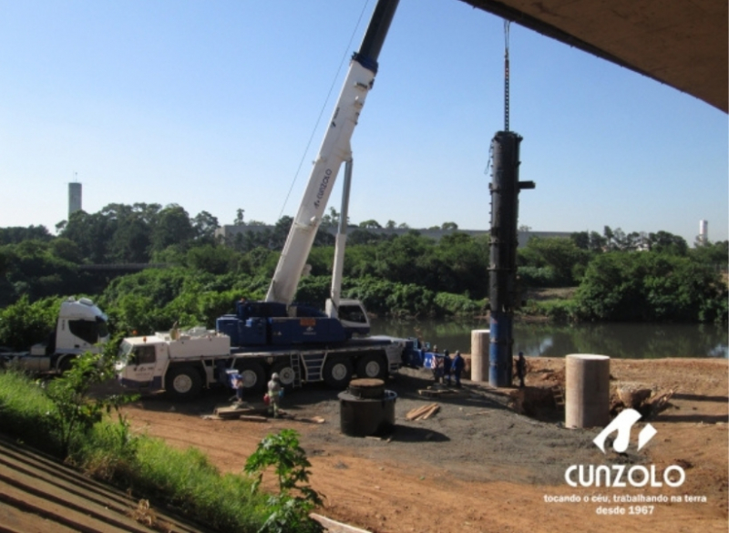 Içamento de Carga com Guindaste em Guarulhos - SP A Cunzolo realizou o içamento de uma peça de 8 metros de comprimento, 2 de diâmetro e 26 toneladas na Rodovia Ayrton Senna Km 18 em Guarulhos – SP. A operação foi realizada com o Guindaste Rodoviário ATF 220-2 (cap. 220t) em um raio operacional de 11 metros.