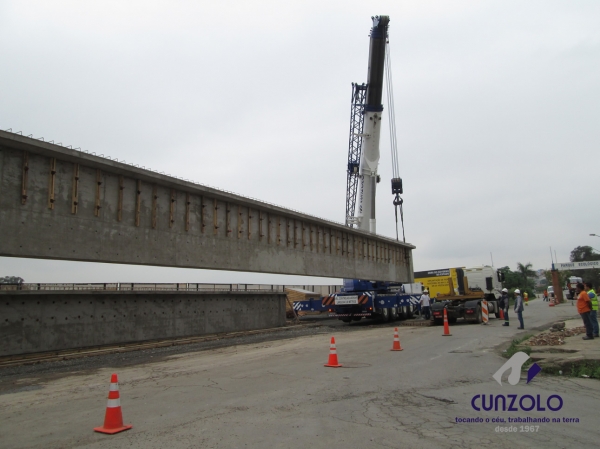 A Cunzolo realizou o i�amento de 02 vigas de 30 metros de comprimento, 1,20 metros de largura e peso de 30 toneladas cada. Para essa opera��o foram utilizados 01 Guindaste Rodovi�rio Tadano ATF 220 (cap. 220 t.), 01 Guindaste Rodovi�rio Liebherr 220 (cap. 220 t.) e 02 carretas Dolly.