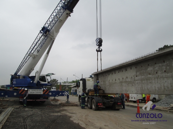 A Cunzolo realizou o i�amento de 02 vigas de 30 metros de comprimento, 1,20 metros de largura e peso de 30 toneladas cada. Para essa opera��o foram utilizados 01 Guindaste Rodovi�rio Tadano ATF 220 (cap. 220 t.), 01 Guindaste Rodovi�rio Liebherr 220 (cap. 220 t.) e 02 carretas Dolly.
