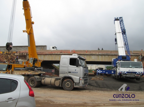 A Cunzolo realizou o i�amento de 02 vigas de 30 metros de comprimento, 1,20 metros de largura e peso de 30 toneladas cada. Para essa opera��o foram utilizados 01 Guindaste Rodovi�rio Tadano ATF 220 (cap. 220 t.), 01 Guindaste Rodovi�rio Liebherr 220 (cap. 220 t.) e 02 carretas Dolly.