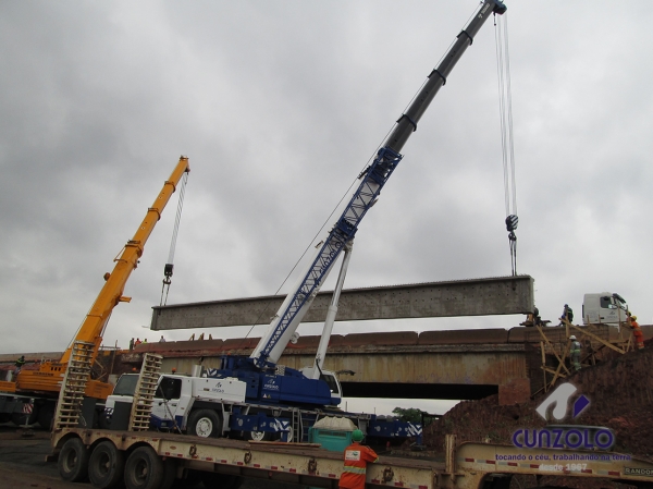 A Cunzolo realizou o i�amento de 02 vigas de 30 metros de comprimento, 1,20 metros de largura e peso de 30 toneladas cada. Para essa opera��o foram utilizados 01 Guindaste Rodovi�rio Tadano ATF 220 (cap. 220 t.), 01 Guindaste Rodovi�rio Liebherr 220 (cap. 220 t.) e 02 carretas Dolly.