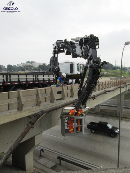 A Cunzolo Guindastes e Plataformas realizou uma instala��o de pingadeira�na lateral do viaduto precisando efetuar uma movimenta��o operacional com o cesto a�reo. O equipamento utilizado foi o guindaste articulado Hiab XS 622.