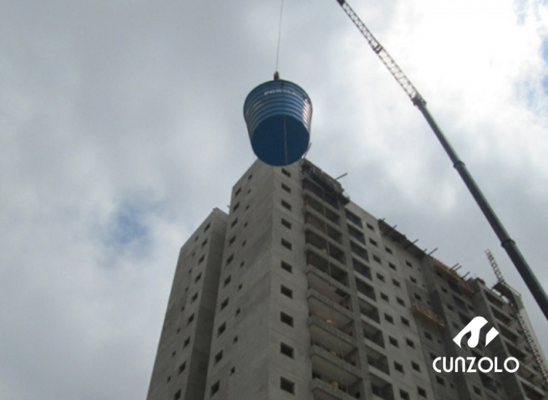 A Cunzolo realizou o i�amento de uma caixa d��gua em Taubat�- SP. Os equipamentos utilizados para essa opera��o foram os guindastes: Rodovi�rio Tadano ATF 110G-5 e o Guindaste Articulado Hiab 377/2 para montagem do Jib do ATF 110G-5.
