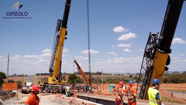 Içamento de Vigas com Guindaste em Mogi Mirim - SP O guindastes GMK5220 e um QY70k lançaram 6 vigas de 40 toneladas e uma viga de 85 toneladas. A dinâmica do trabalho envolveu o içamento da viga com um guindaste de 220 ton e e outro de 70 ton.