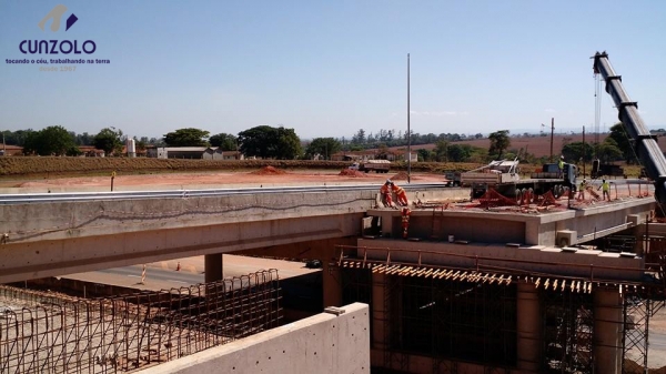 Içamento de Vigas com Guindaste em Mogi Mirim - SP O guindastes GMK5220 e um QY70k lançaram 6 vigas de 40 toneladas e uma viga de 85 toneladas. A dinâmica do trabalho envolveu o içamento da viga com um guindaste de 220 ton e e outro de 70 ton.