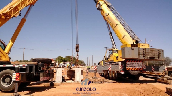 Içamento de Vigas com Guindaste em Mogi Mirim - SP O guindastes GMK5220 e um QY70k lançaram 6 vigas de 40 toneladas e uma viga de 85 toneladas. A dinâmica do trabalho envolveu o içamento da viga com um guindaste de 220 ton e e outro de 70 ton.