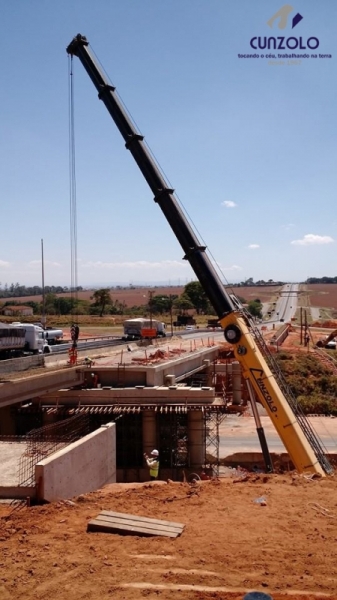 Içamento de Vigas com Guindaste em Mogi Mirim - SP O guindastes GMK5220 e um QY70k lançaram 6 vigas de 40 toneladas e uma viga de 85 toneladas. A dinâmica do trabalho envolveu o içamento da viga com um guindaste de 220 ton e e outro de 70 ton.