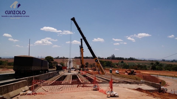 Içamento de Vigas com Guindaste em Mogi Mirim - SP O guindastes GMK5220 e um QY70k lançaram 6 vigas de 40 toneladas e uma viga de 85 toneladas. A dinâmica do trabalho envolveu o içamento da viga com um guindaste de 220 ton e e outro de 70 ton.