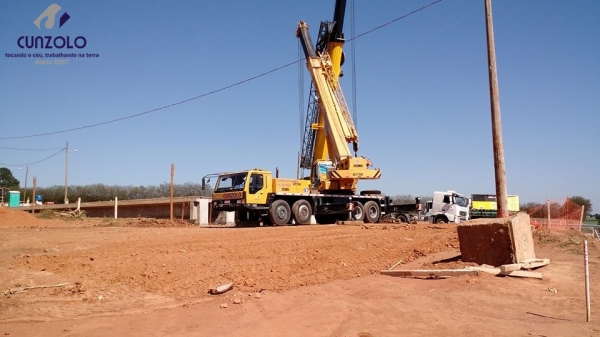 Içamento de Vigas com Guindaste em Mogi Mirim - SP O guindastes GMK5220 e um QY70k lançaram 6 vigas de 40 toneladas e uma viga de 85 toneladas. A dinâmica do trabalho envolveu o içamento da viga com um guindaste de 220 ton e e outro de 70 ton.