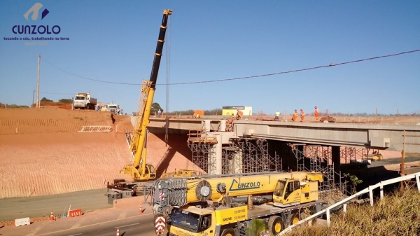 Içamento de Vigas com Guindaste em Mogi Mirim - SP O guindastes GMK5220 e um QY70k lançaram 6 vigas de 40 toneladas e uma viga de 85 toneladas. A dinâmica do trabalho envolveu o içamento da viga com um guindaste de 220 ton e e outro de 70 ton.