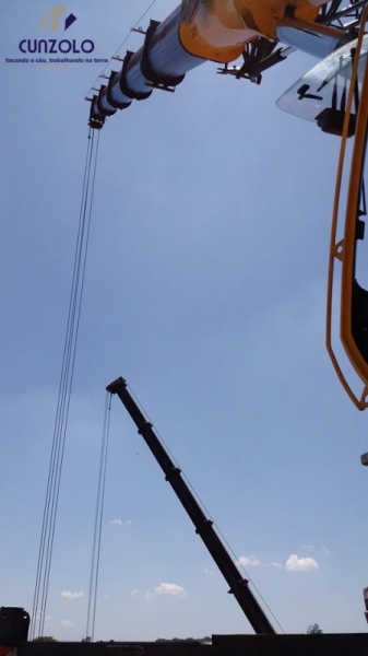 Içamento de Vigas com Guindaste em Mogi Mirim - SP O guindastes GMK5220 e um QY70k lançaram 6 vigas de 40 toneladas e uma viga de 85 toneladas. A dinâmica do trabalho envolveu o içamento da viga com um guindaste de 220 ton e e outro de 70 ton.