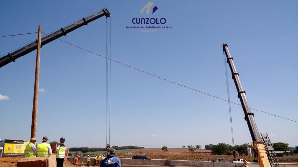 Içamento de Vigas com Guindaste em Mogi Mirim - SP O guindastes GMK5220 e um QY70k lançaram 6 vigas de 40 toneladas e uma viga de 85 toneladas. A dinâmica do trabalho envolveu o içamento da viga com um guindaste de 220 ton e e outro de 70 ton.
