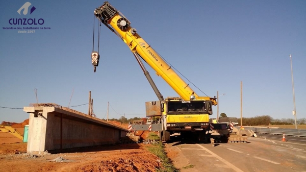 Içamento de Vigas com Guindaste em Mogi Mirim - SP O guindastes GMK5220 e um QY70k lançaram 6 vigas de 40 toneladas e uma viga de 85 toneladas. A dinâmica do trabalho envolveu o içamento da viga com um guindaste de 220 ton e e outro de 70 ton.