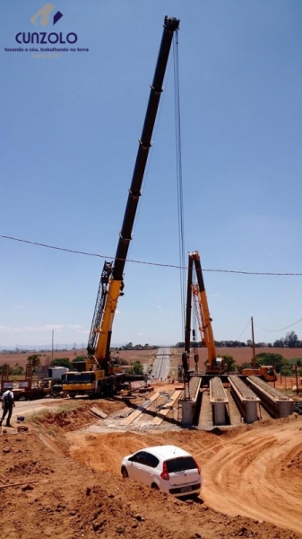 Içamento de Vigas com Guindaste em Mogi Mirim - SP O guindastes GMK5220 e um QY70k lançaram 6 vigas de 40 toneladas e uma viga de 85 toneladas. A dinâmica do trabalho envolveu o içamento da viga com um guindaste de 220 ton e e outro de 70 ton.