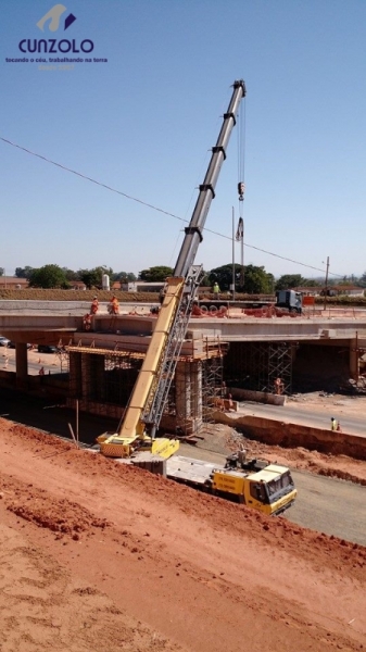 Içamento de Vigas com Guindaste em Mogi Mirim - SP O guindastes GMK5220 e um QY70k lançaram 6 vigas de 40 toneladas e uma viga de 85 toneladas. A dinâmica do trabalho envolveu o içamento da viga com um guindaste de 220 ton e e outro de 70 ton.