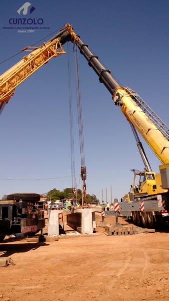 Içamento de Vigas com Guindaste em Mogi Mirim - SP O guindastes GMK5220 e um QY70k lançaram 6 vigas de 40 toneladas e uma viga de 85 toneladas. A dinâmica do trabalho envolveu o içamento da viga com um guindaste de 220 ton e e outro de 70 ton.