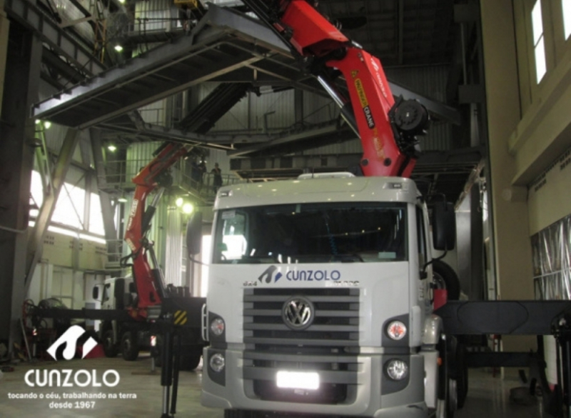 A Cunzolo realizou o i�amento de uma estrutura met�lica em formato de U. Foram utilizados o Guindaste Articulado Fassi 1150 e o Guindaste Articulado PK 100002, por serem curtos e possu�rem uma boa capacidade de i�amento em grandes raios.