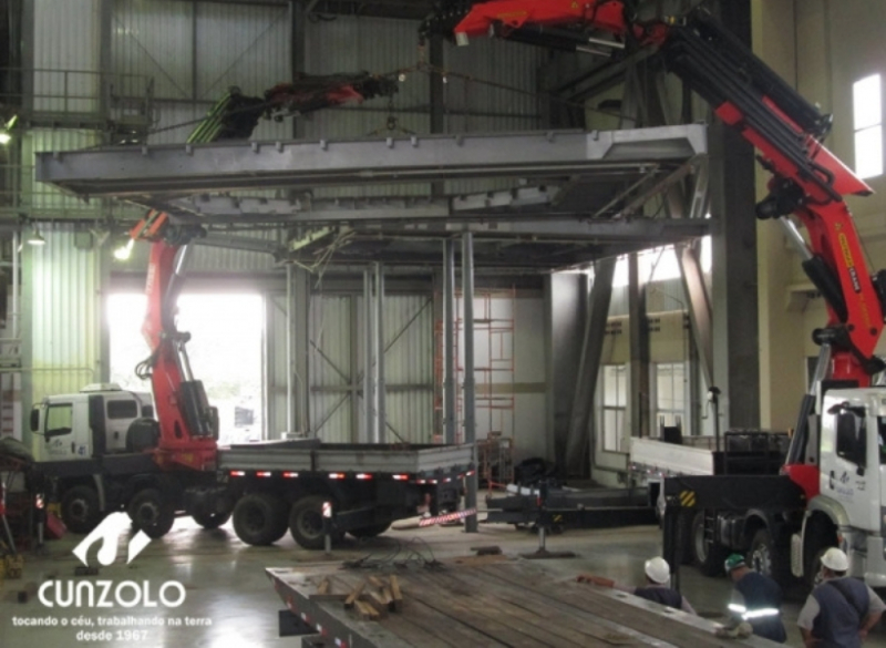 A Cunzolo realizou o i�amento de uma estrutura met�lica em formato de U. Foram utilizados o Guindaste Articulado Fassi 1150 e o Guindaste Articulado PK 100002, por serem curtos e possu�rem uma boa capacidade de i�amento em grandes raios.