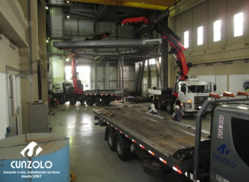 A Cunzolo realizou o i�amento de uma estrutura met�lica em formato de U. Foram utilizados o Guindaste Articulado Fassi 1150 e o Guindaste Articulado PK 100002, por serem curtos e possu�rem uma boa capacidade de i�amento em grandes raios.
