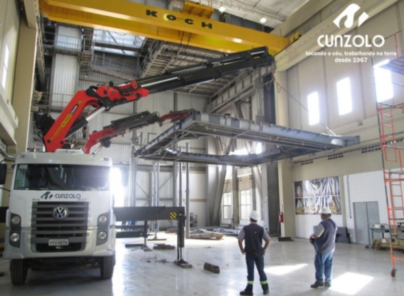 A Cunzolo realizou o i�amento de uma estrutura met�lica em formato de U. Foram utilizados o Guindaste Articulado Fassi 1150 e o Guindaste Articulado PK 100002, por serem curtos e possu�rem uma boa capacidade de i�amento em grandes raios.