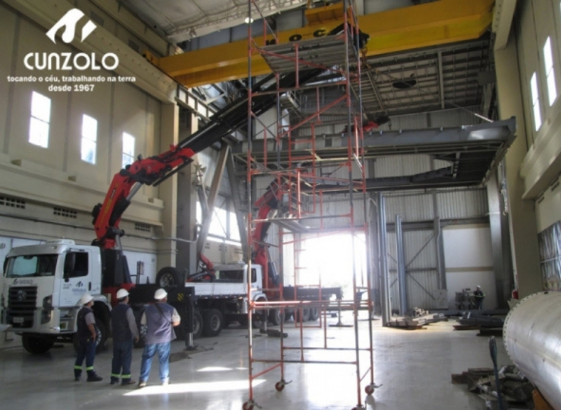 A Cunzolo realizou o i�amento de uma estrutura met�lica em formato de U. Foram utilizados o Guindaste Articulado Fassi 1150 e o Guindaste Articulado PK 100002, por serem curtos e possu�rem uma boa capacidade de i�amento em grandes raios.