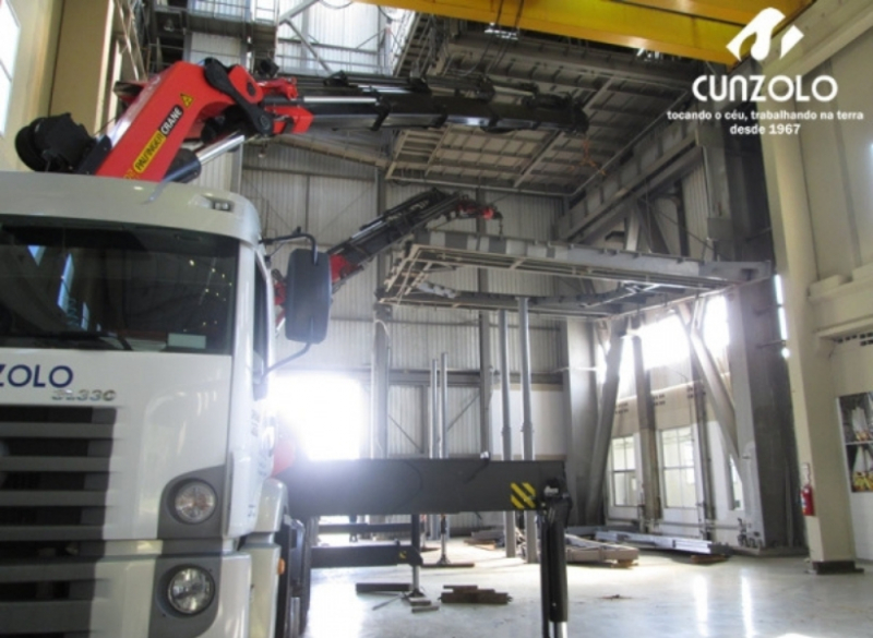 A Cunzolo realizou o i�amento de uma estrutura met�lica em formato de U. Foram utilizados o Guindaste Articulado Fassi 1150 e o Guindaste Articulado PK 100002, por serem curtos e possu�rem uma boa capacidade de i�amento em grandes raios.