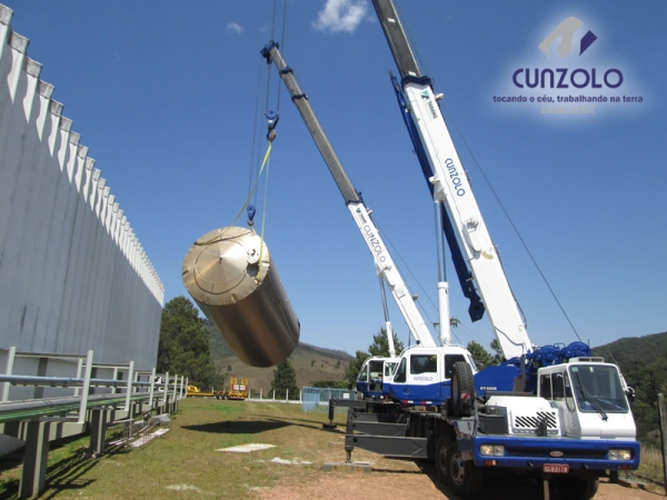 A Cunzolo realizou o i�amento de um tanque com peso de 2.5 tonelada. Para efetuar esse trabalho foi necess�rio utilizar dois Guindastes Rodovi�rios Tadano GT 600B e o Tadano TS300BR.