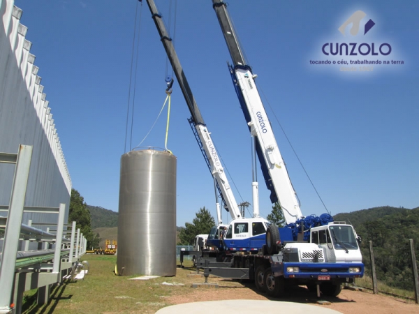 A Cunzolo realizou o i�amento de um tanque com peso de 2.5 tonelada. Para efetuar esse trabalho foi necess�rio utilizar dois Guindastes Rodovi�rios Tadano GT 600B e o Tadano TS300BR.