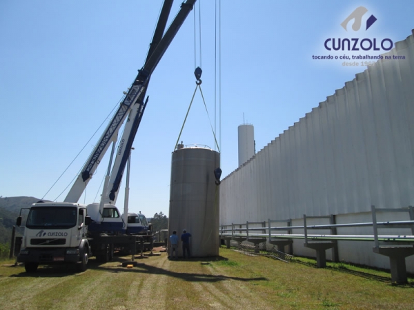 A Cunzolo realizou o i�amento de um tanque com peso de 2.5 tonelada. Para efetuar esse trabalho foi necess�rio utilizar dois Guindastes Rodovi�rios Tadano GT 600B e o Tadano TS300BR.
