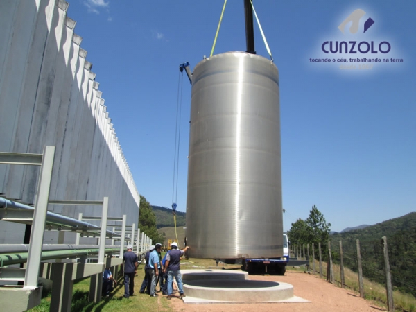 A Cunzolo realizou o i�amento de um tanque com peso de 2.5 tonelada. Para efetuar esse trabalho foi necess�rio utilizar dois Guindastes Rodovi�rios Tadano GT 600B e o Tadano TS300BR.