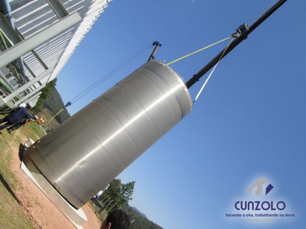 A Cunzolo realizou o i�amento de um tanque com peso de 2.5 tonelada. Para efetuar esse trabalho foi necess�rio utilizar dois Guindastes Rodovi�rios Tadano GT 600B e o Tadano TS300BR.