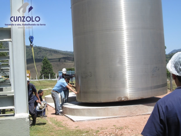 A Cunzolo realizou o i�amento de um tanque com peso de 2.5 tonelada. Para efetuar esse trabalho foi necess�rio utilizar dois Guindastes Rodovi�rios Tadano GT 600B e o Tadano TS300BR.