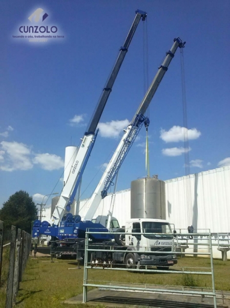 A Cunzolo realizou o i�amento de um tanque com peso de 2.5 tonelada. Para efetuar esse trabalho foi necess�rio utilizar dois Guindastes Rodovi�rios Tadano GT 600B e o Tadano TS300BR.