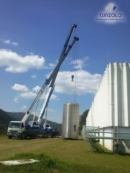 A Cunzolo realizou o i�amento de um tanque com peso de 2.5 tonelada. Para efetuar esse trabalho foi necess�rio utilizar dois Guindastes Rodovi�rios Tadano GT 600B e o Tadano TS300BR.