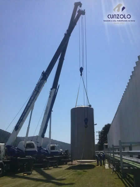 A Cunzolo realizou o i�amento de um tanque com peso de 2.5 tonelada. Para efetuar esse trabalho foi necess�rio utilizar dois Guindastes Rodovi�rios Tadano GT 600B e o Tadano TS300BR.