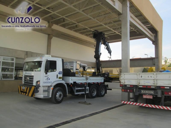 A Cunzolo realizou o i�amento de uma ponte rolante. Esse trabalho foi realizado com o Guindaste Articulado Hiab 377, por possuir tamanho compacto, que ajudou no posicionamento do equipamento no local.