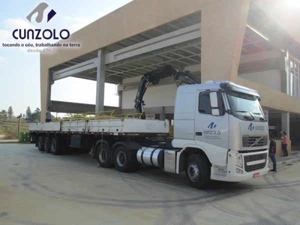 A Cunzolo realizou o i�amento de uma ponte rolante. Esse trabalho foi realizado com o Guindaste Articulado Hiab 377, por possuir tamanho compacto, que ajudou no posicionamento do equipamento no local.