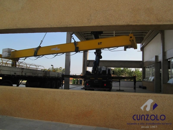 A Cunzolo realizou o içamento de uma ponte rolante. Esse trabalho foi realizado com o Guindaste Articulado Hiab 377, por possuir tamanho compacto, que ajudou no posicionamento do equipamento no local.