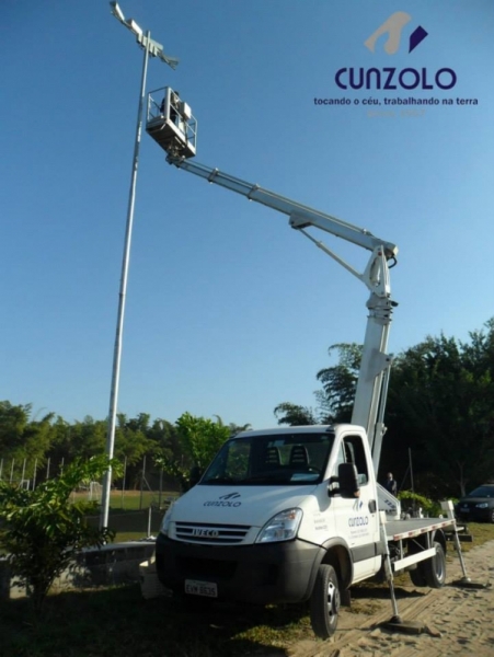 Para este trabalho, foi utilizada a Plataforma Montada Sobre Caminh�o Multitel 225, devido ao seu alcance de raio, altura de trabalho de at� 22,5 metros e capacidade de opera��o com 02 pessoas.�